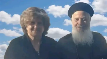 صورة مؤثرة.. وداع مؤلم للقمص إيليا نعيم وزوجته يشعل التعاطف عبر المواقع